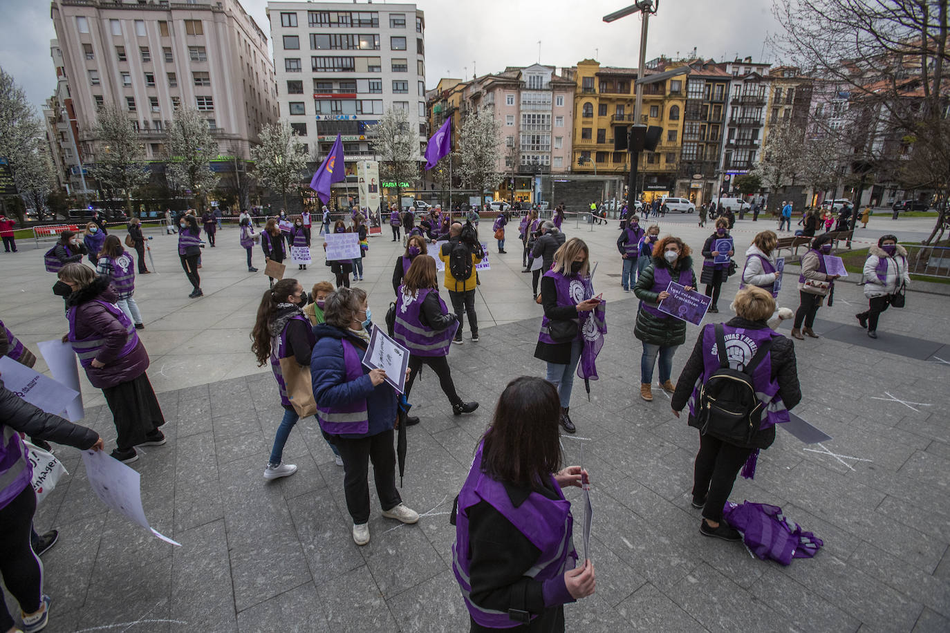 Cerca de 200 mujeres se han concentrado en la Plaza del Ayuntamiento de Santander con motivo del 8 de Marzo para exigir el fin de la desigualdad y la discriminación, agravadas por la pandemia del coronavirus,