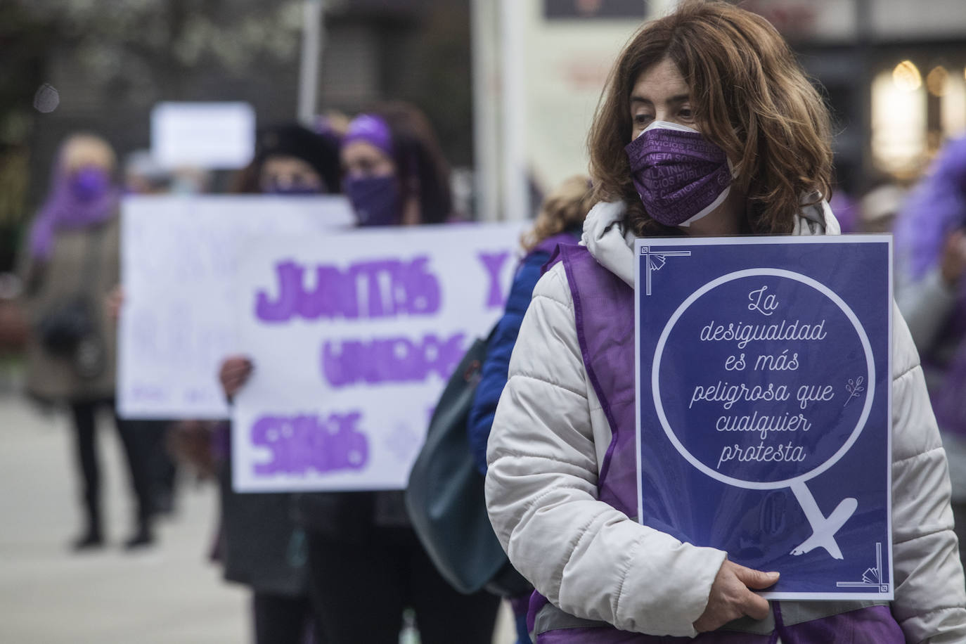 Cerca de 200 mujeres se han concentrado en la Plaza del Ayuntamiento de Santander con motivo del 8 de Marzo para exigir el fin de la desigualdad y la discriminación, agravadas por la pandemia del coronavirus,