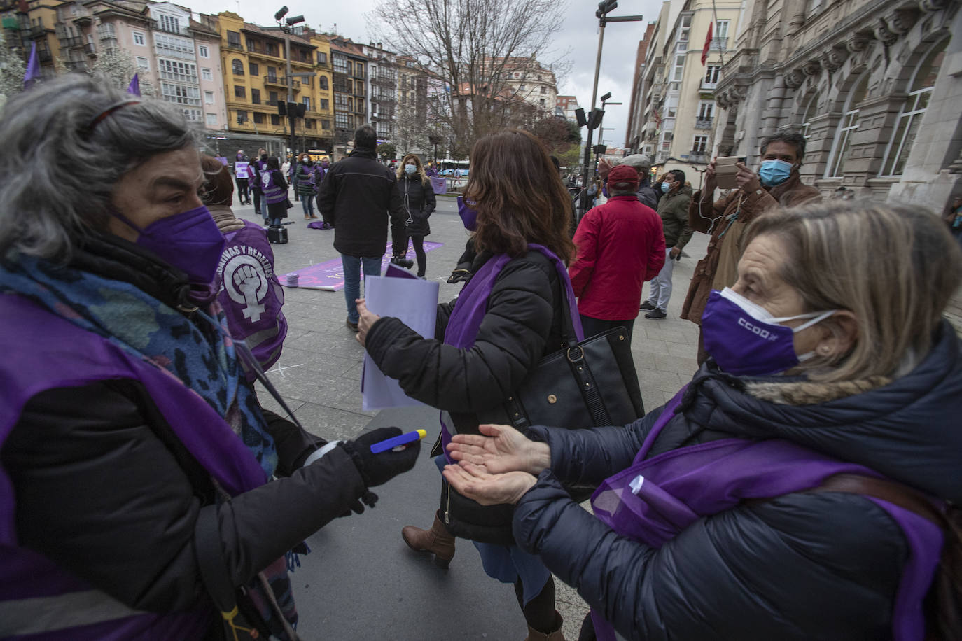 Cerca de 200 mujeres se han concentrado en la Plaza del Ayuntamiento de Santander con motivo del 8 de Marzo para exigir el fin de la desigualdad y la discriminación, agravadas por la pandemia del coronavirus,