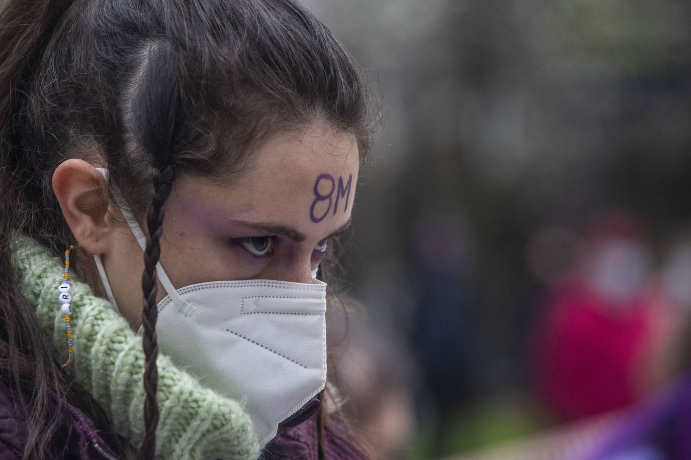 Cerca de 200 mujeres se han concentrado en la Plaza del Ayuntamiento de Santander con motivo del 8 de Marzo para exigir el fin de la desigualdad y la discriminación, agravadas por la pandemia del coronavirus,