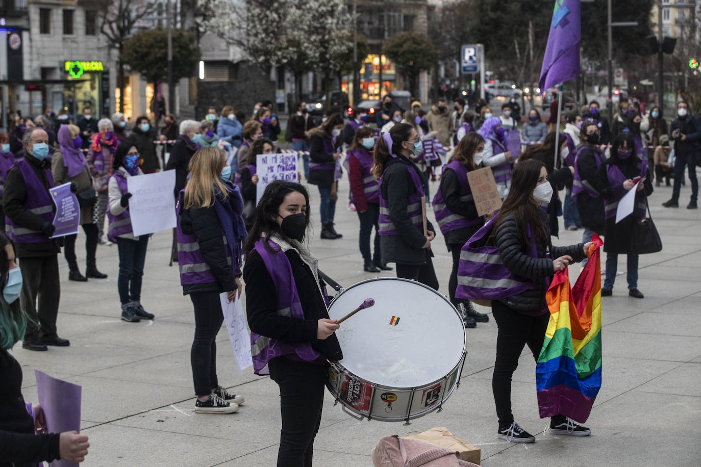 Cerca de 200 mujeres se han concentrado en la Plaza del Ayuntamiento de Santander con motivo del 8 de Marzo para exigir el fin de la desigualdad y la discriminación, agravadas por la pandemia del coronavirus,