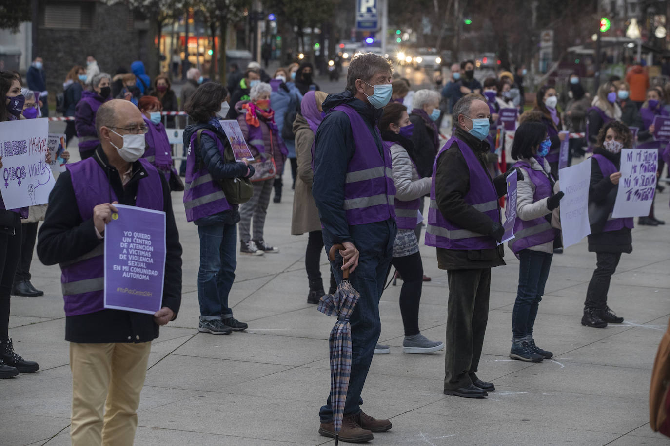 Cerca de 200 mujeres se han concentrado en la Plaza del Ayuntamiento de Santander con motivo del 8 de Marzo para exigir el fin de la desigualdad y la discriminación, agravadas por la pandemia del coronavirus,