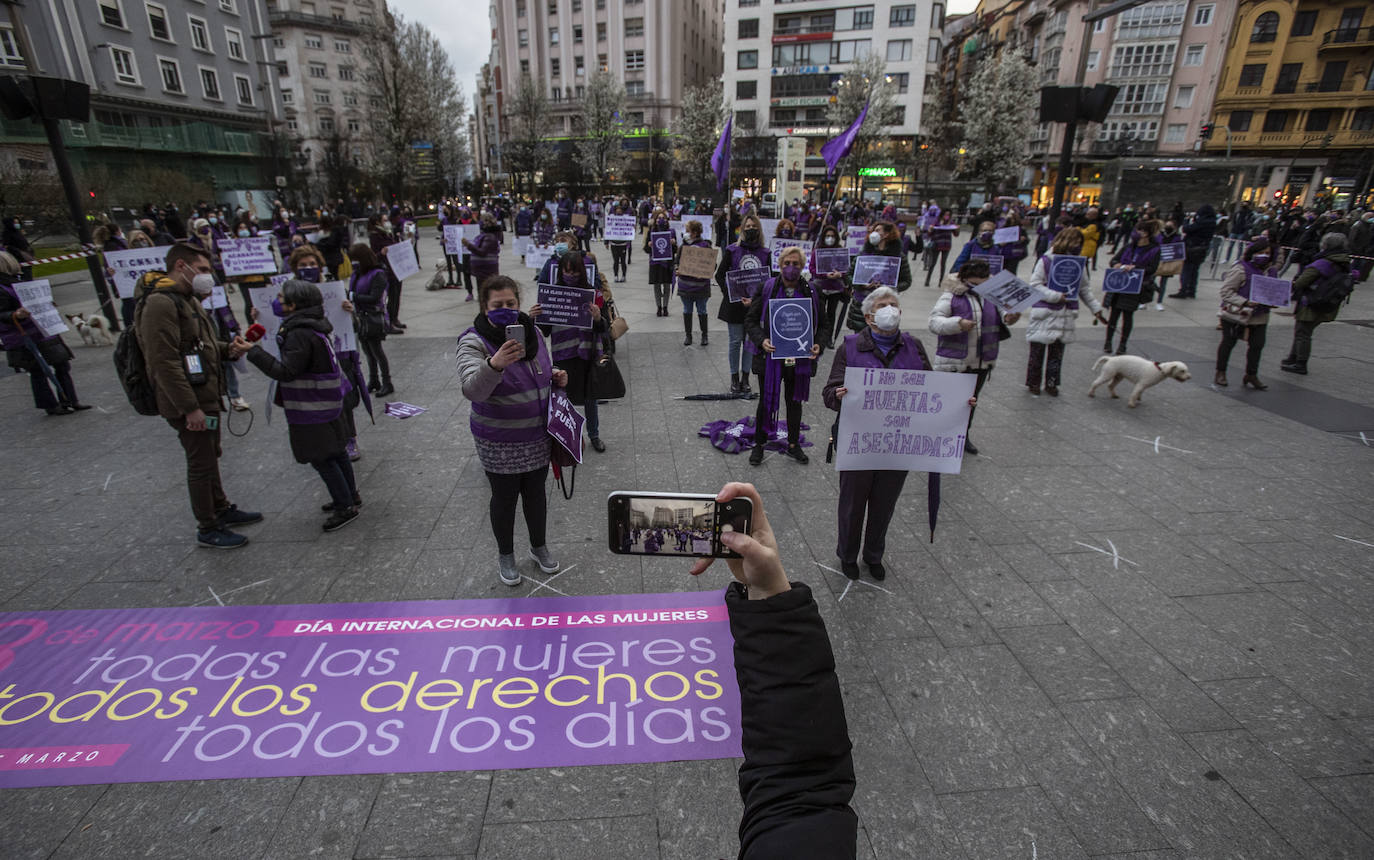 Cerca de 200 mujeres se han concentrado en la Plaza del Ayuntamiento de Santander con motivo del 8 de Marzo para exigir el fin de la desigualdad y la discriminación, agravadas por la pandemia del coronavirus,