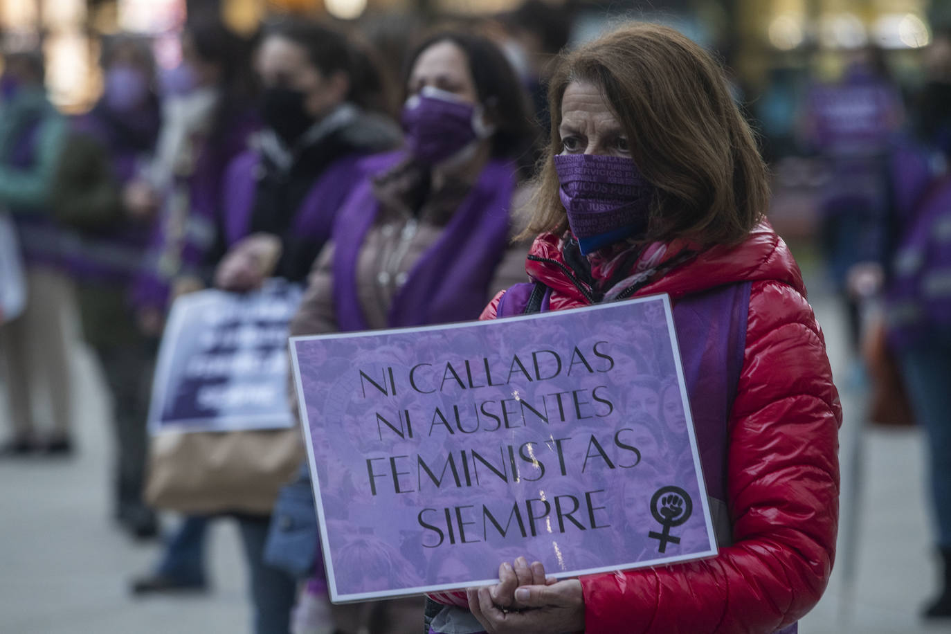 Cerca de 200 mujeres se han concentrado en la Plaza del Ayuntamiento de Santander con motivo del 8 de Marzo para exigir el fin de la desigualdad y la discriminación, agravadas por la pandemia del coronavirus,