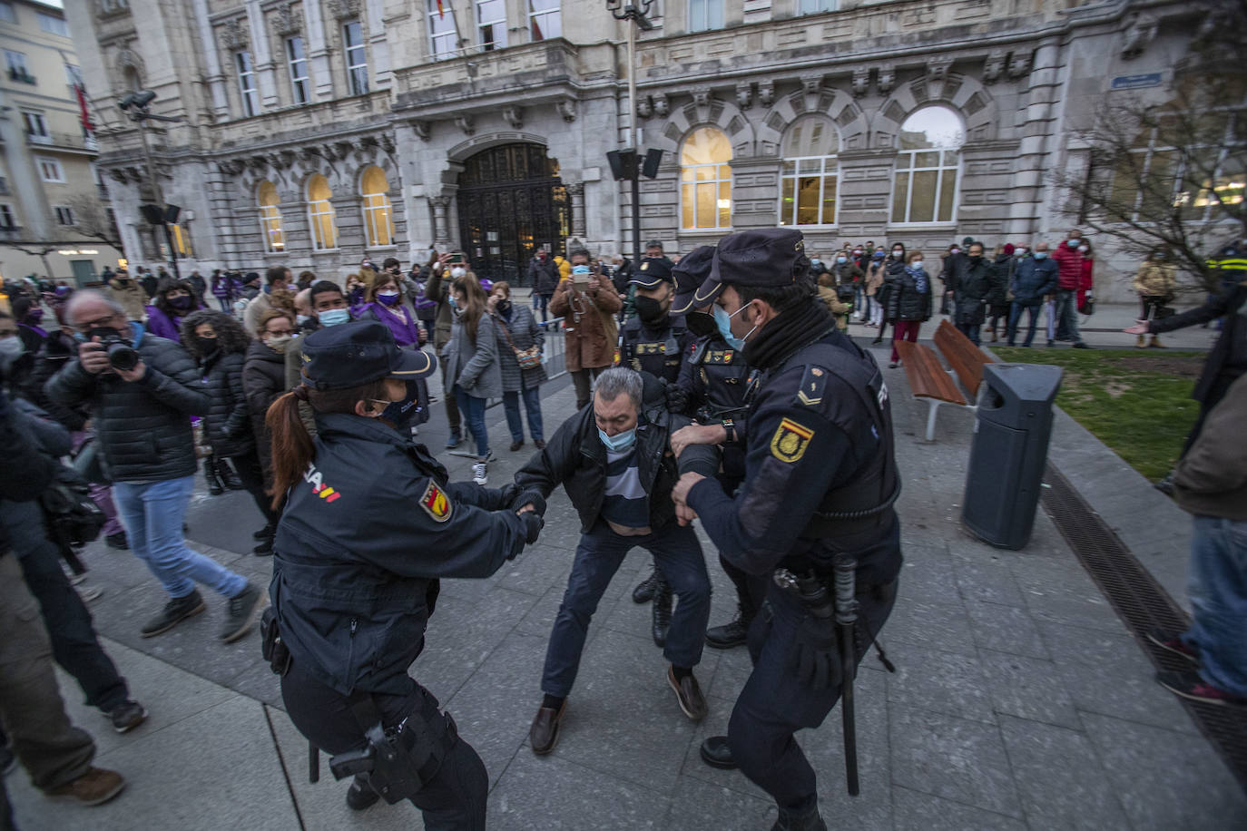 Cerca de 200 mujeres se han concentrado en la Plaza del Ayuntamiento de Santander con motivo del 8 de Marzo para exigir el fin de la desigualdad y la discriminación, agravadas por la pandemia del coronavirus,