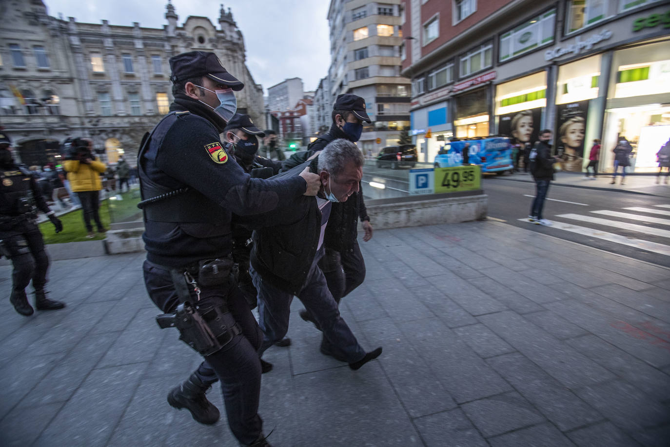 Cerca de 200 mujeres se han concentrado en la Plaza del Ayuntamiento de Santander con motivo del 8 de Marzo para exigir el fin de la desigualdad y la discriminación, agravadas por la pandemia del coronavirus,