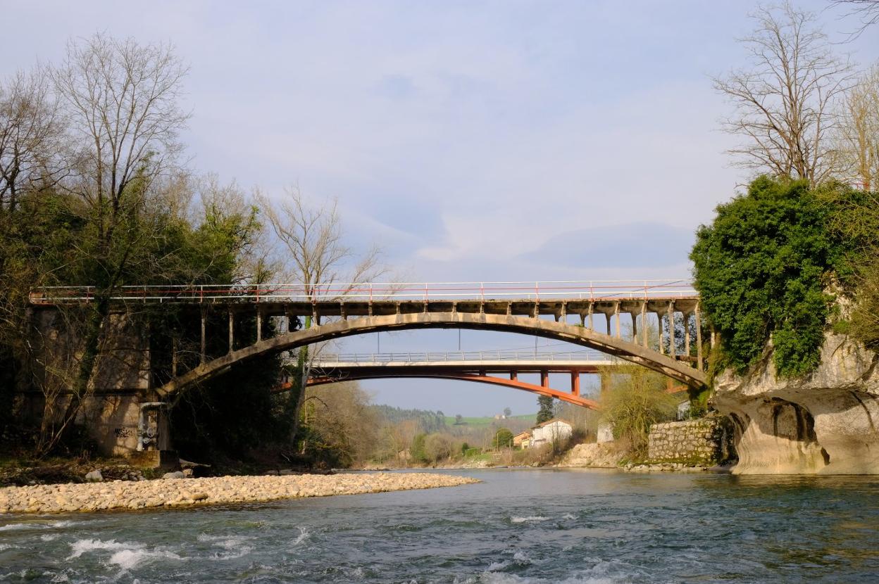 En primer término, el puente proyectado por José Eugenio de Ribera en 1902. Al fondo, la nueva estructura. 