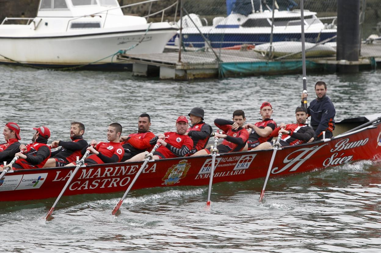 Los remeros de 'La Marinera', tras su victoria en la categoría masculina. 