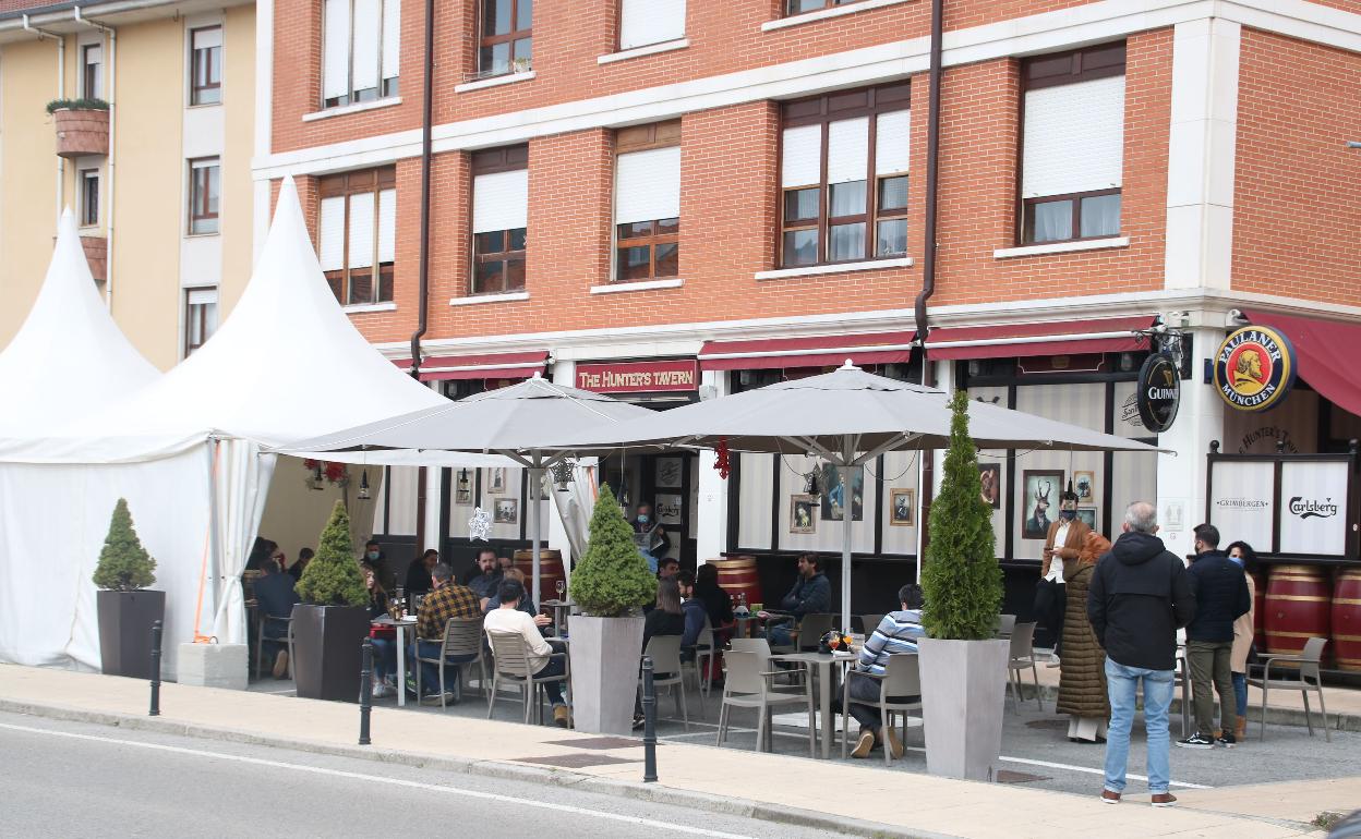 Terraza de establecimiento en Entrambasaguas el pasado domingo 