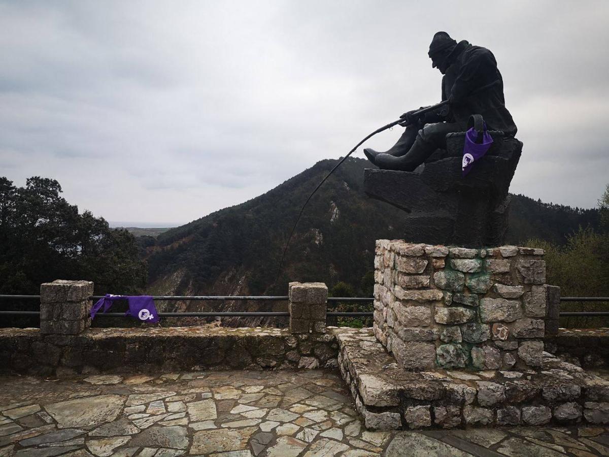 Monumento al pescador de caña en Pechón.