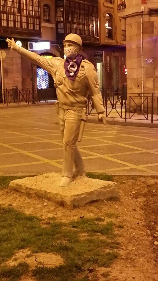 El guardia, en Torrelavega, con mascarilla y pañuelo.