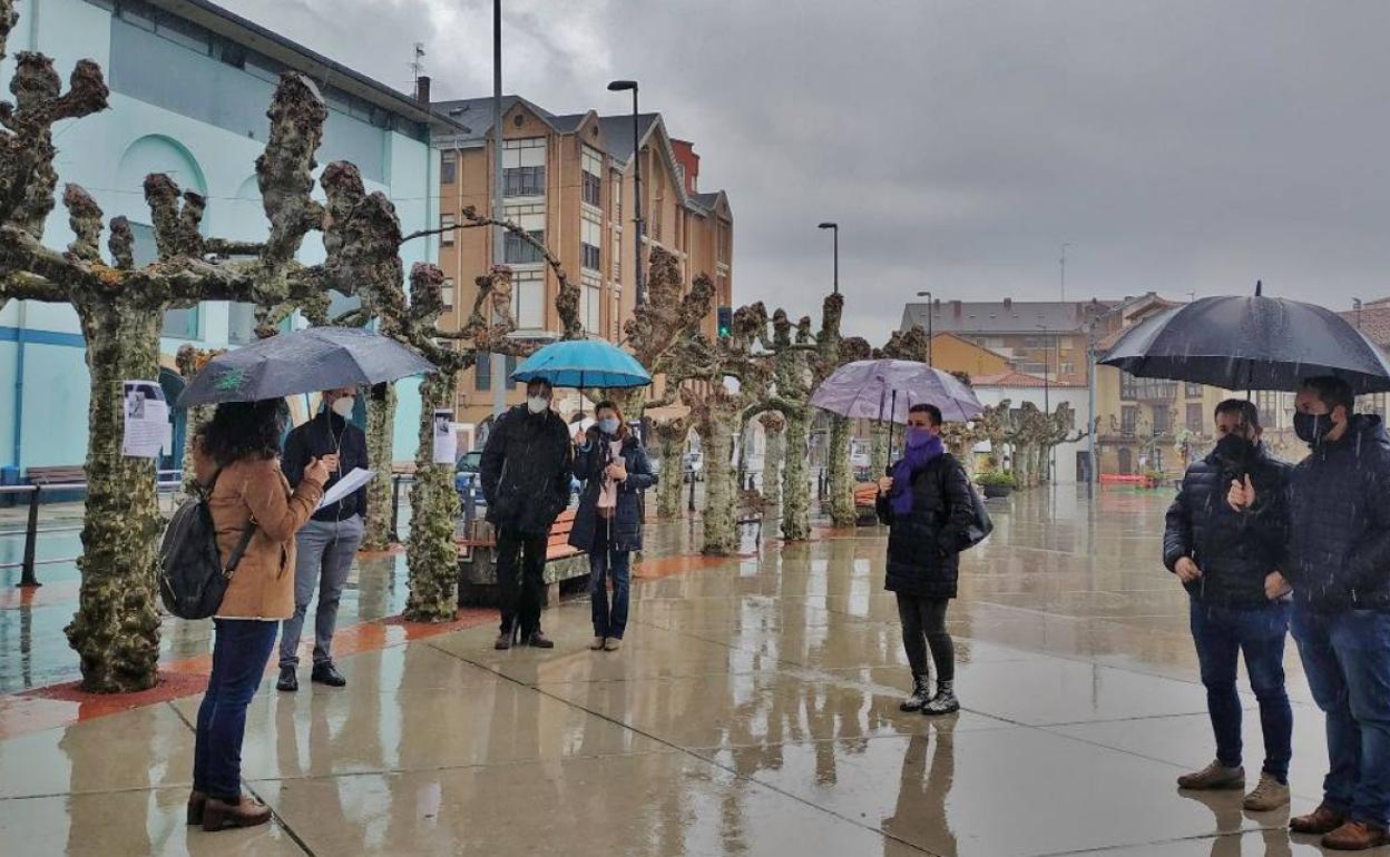 Inauguración bajo la lluvia de la muestra.