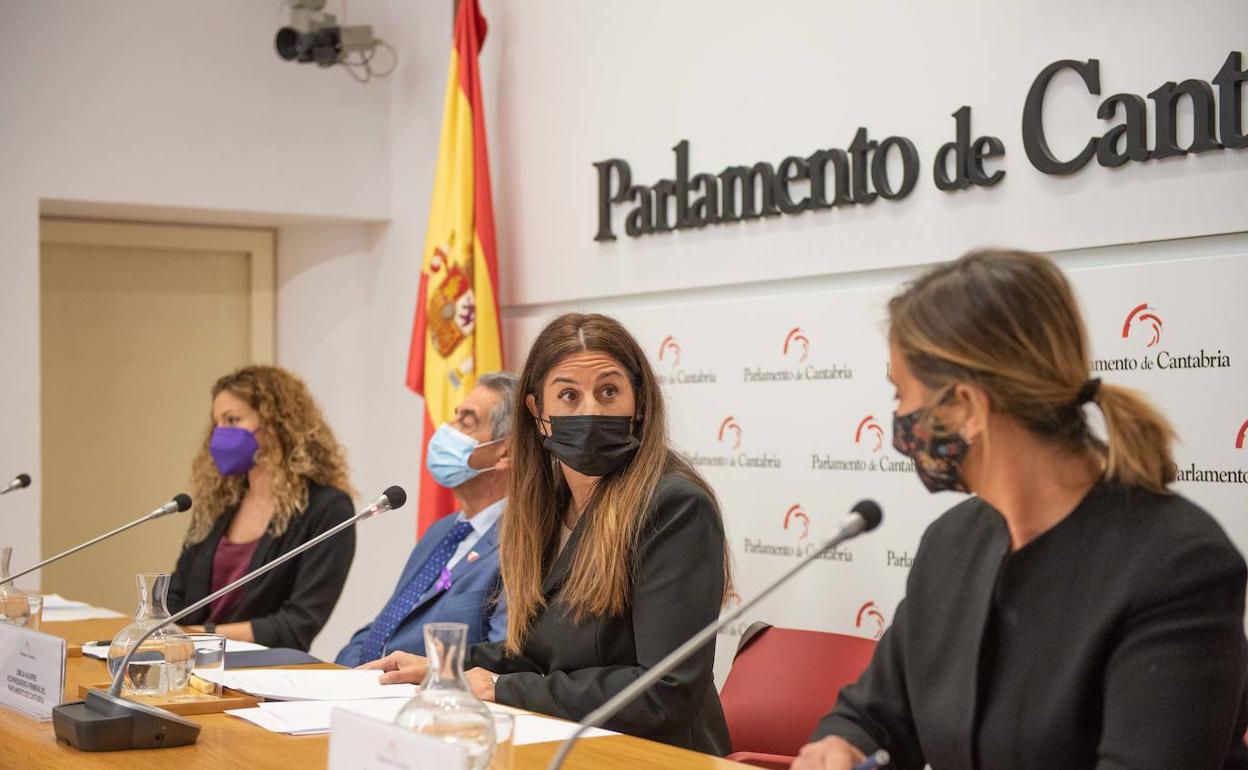 El Parlamento ha acogido este lunes un acto junto con la Asociación de Empresarias de Cantabria con motivo del 8-M