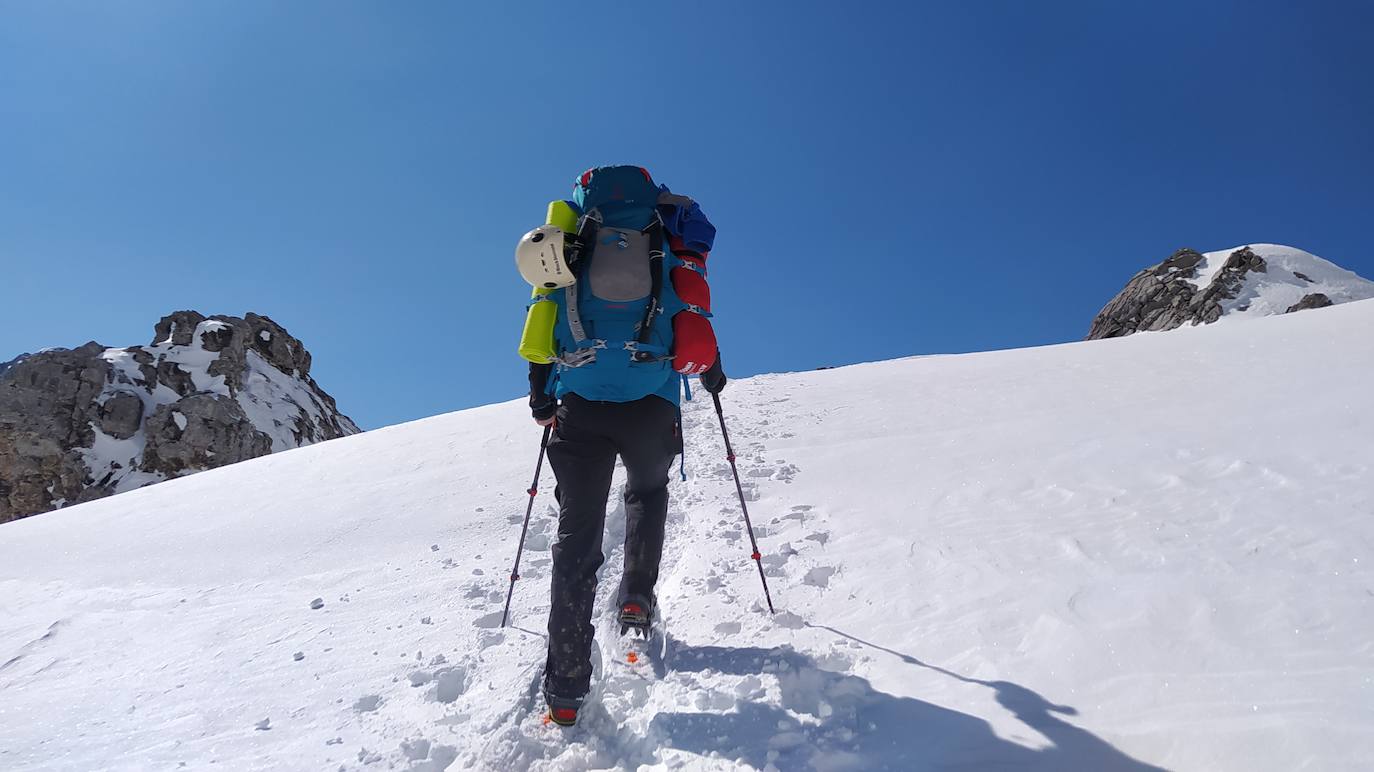 El aventurero ha coronado a la cima de Cantabria junto a la suancina Raquel García dentro del proyecto 'Montañas montañosas' de la Fundación Gomaespuma, en el que se propone tocar el techo de las 50 provincias de España en 90 días