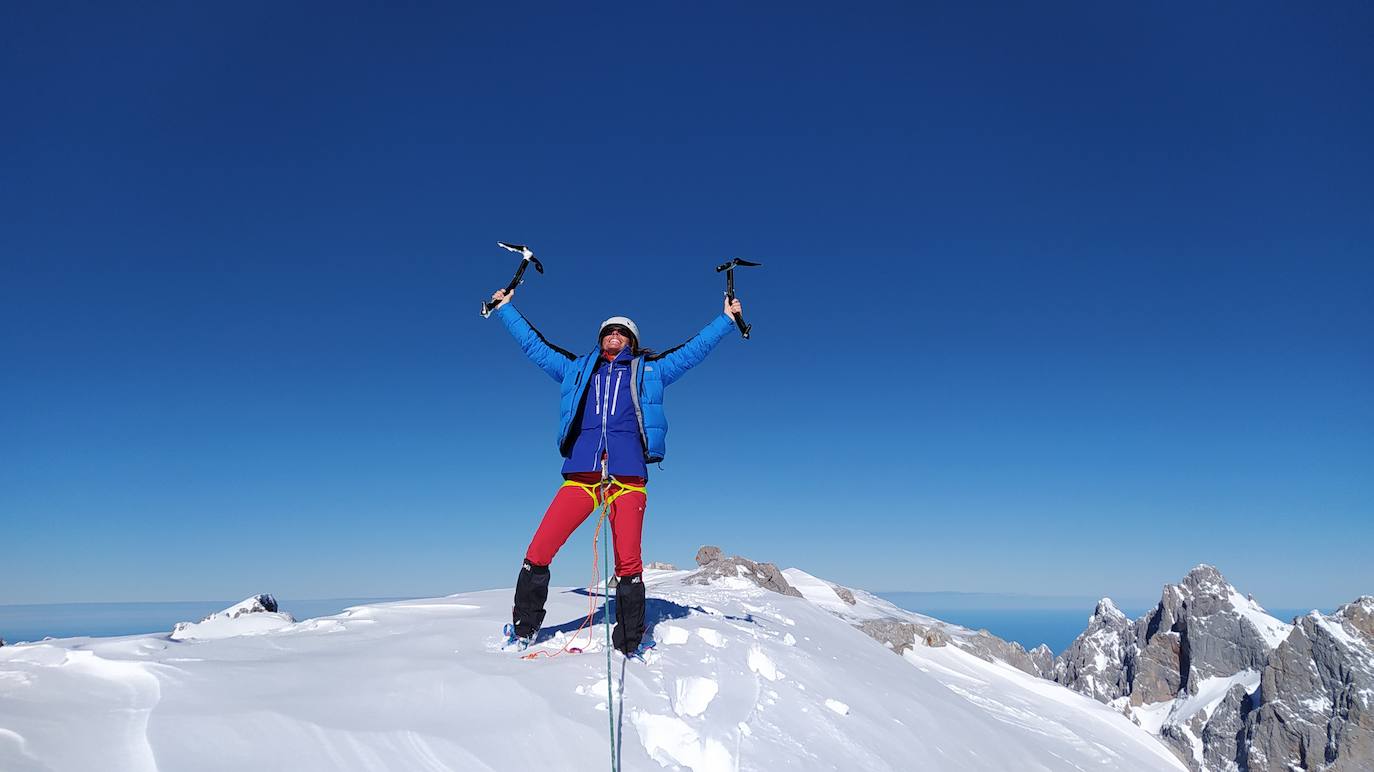 El aventurero ha coronado a la cima de Cantabria junto a la suancina Raquel García dentro del proyecto 'Montañas montañosas' de la Fundación Gomaespuma, en el que se propone tocar el techo de las 50 provincias de España en 90 días