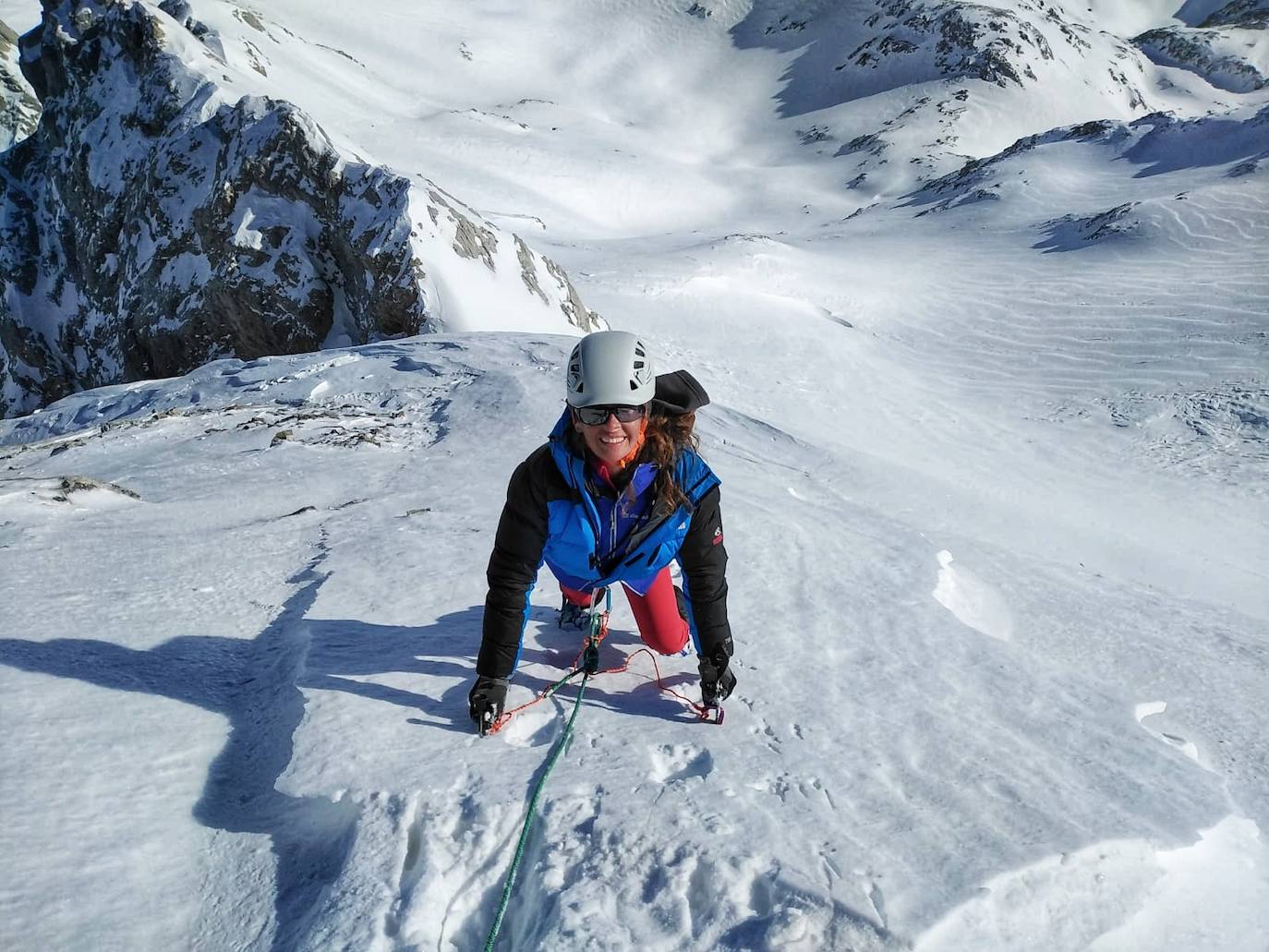 El aventurero ha coronado a la cima de Cantabria junto a la suancina Raquel García dentro del proyecto 'Montañas montañosas' de la Fundación Gomaespuma, en el que se propone tocar el techo de las 50 provincias de España en 90 días