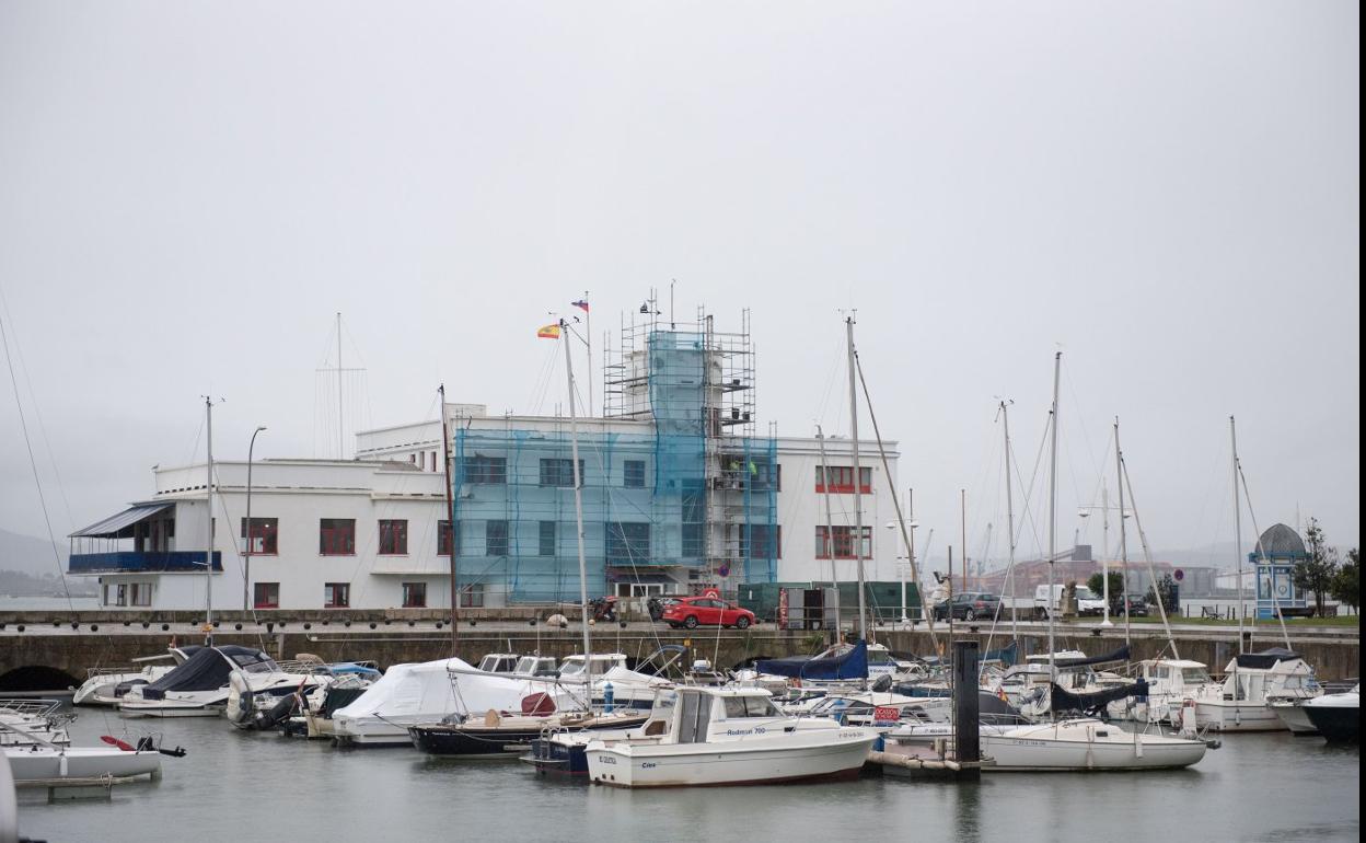 El Club Marítimo realiza actualmente labores de mantenimiento en sus ventanas y fachada. 