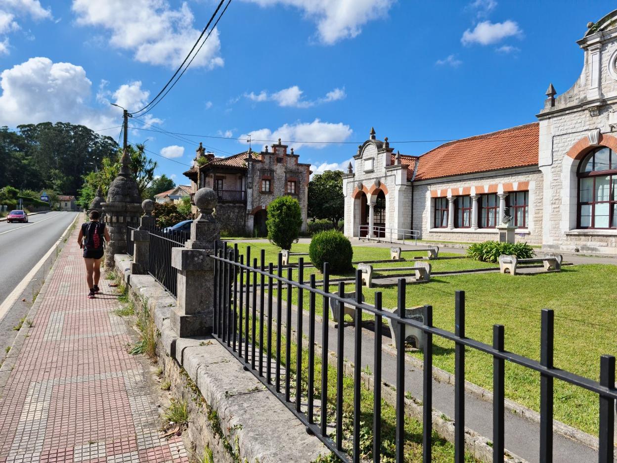 Un hombre pasea frente al Museo Agapito Cagigas, en Revilla de Camargo.