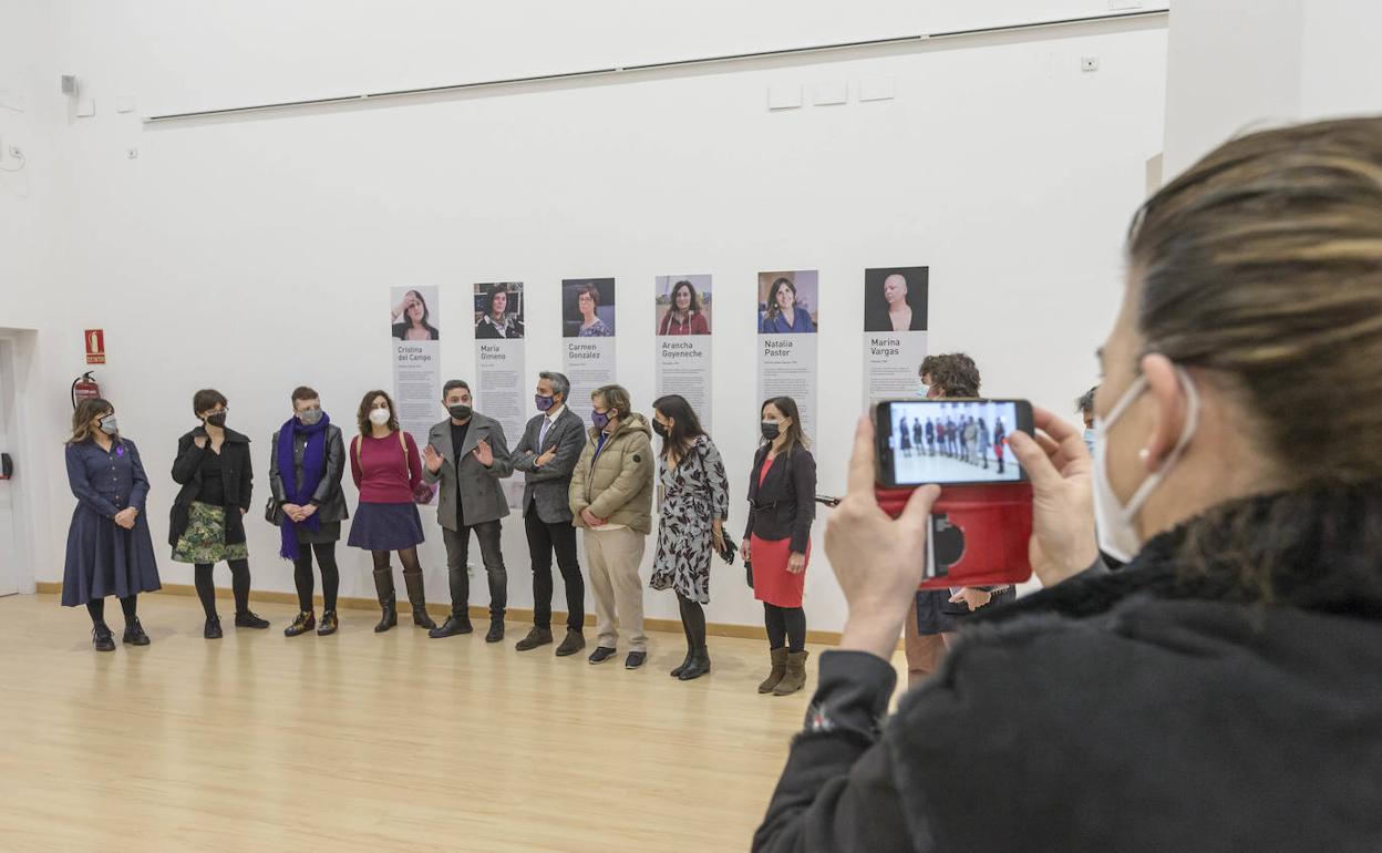 Natalia Pastor, Carmen González, Marina Vargas. Arancha Goyeneche, Santiago Martínez, Pablo Zuloaga, Gema Agudo, Emma Meruelo y Wendy Navarro presentaron ayer la exposición que permanecerá en Santander hasta el próximo día 31 de marzo.