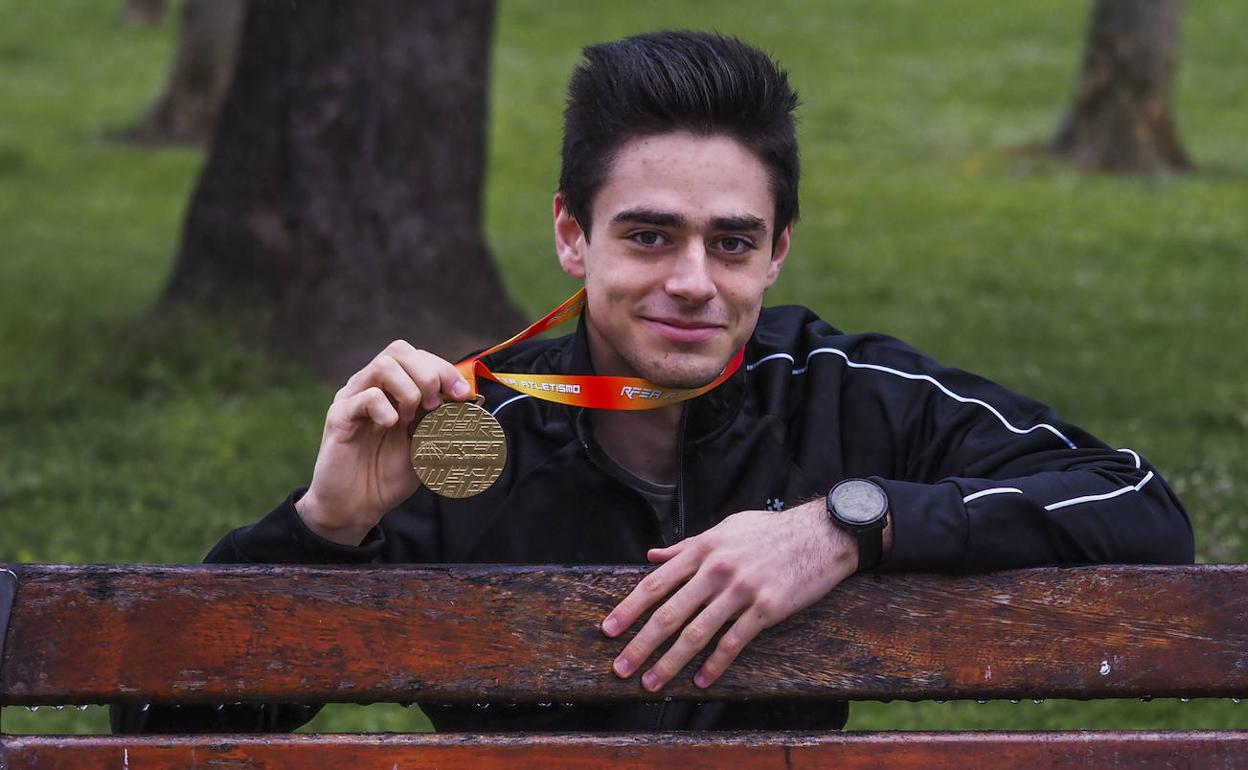 Pablo Delgado posa con su medalla de oro recién llegado a su casa, en El Astillero. 