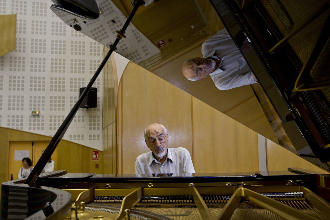 El pianista Dimitri Bashkirov en el Conservatorio Jesus de Monasterio en el año 2017