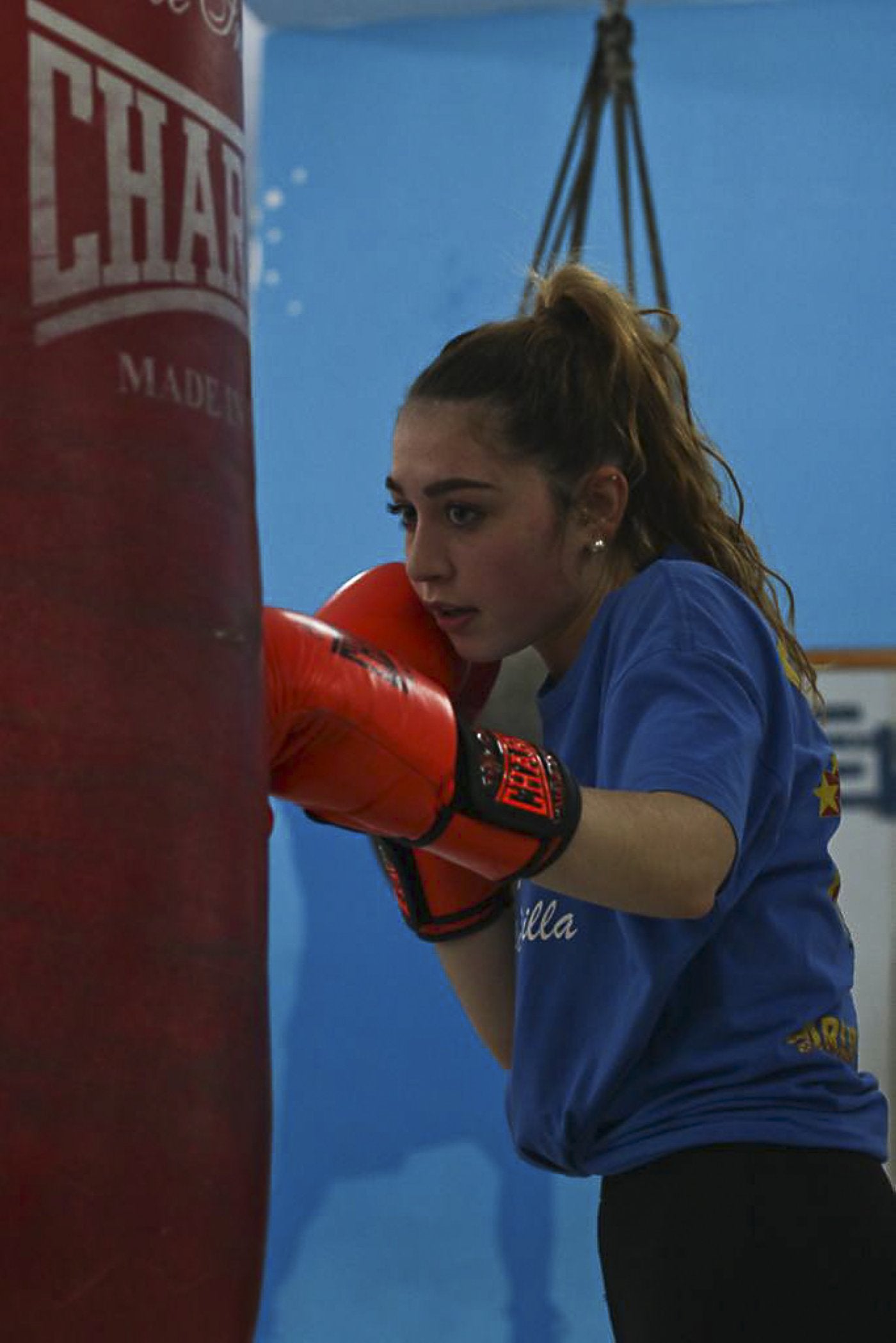 Sara Romaña le pega al saco en uno de sus entrenamientos. 