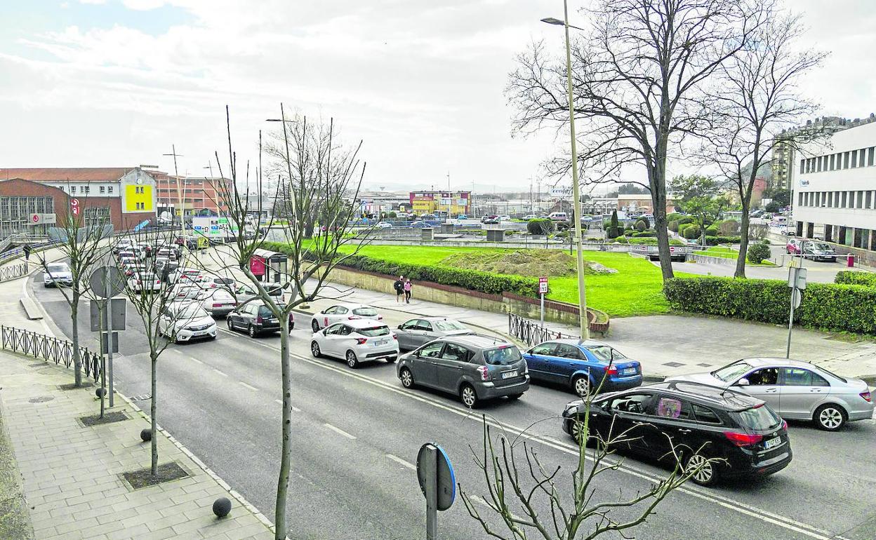 Los vehículos circulan por la calle Jerónimo Sainz de la Maza delante de la parcela en la que se contempla construir el helipuerto.