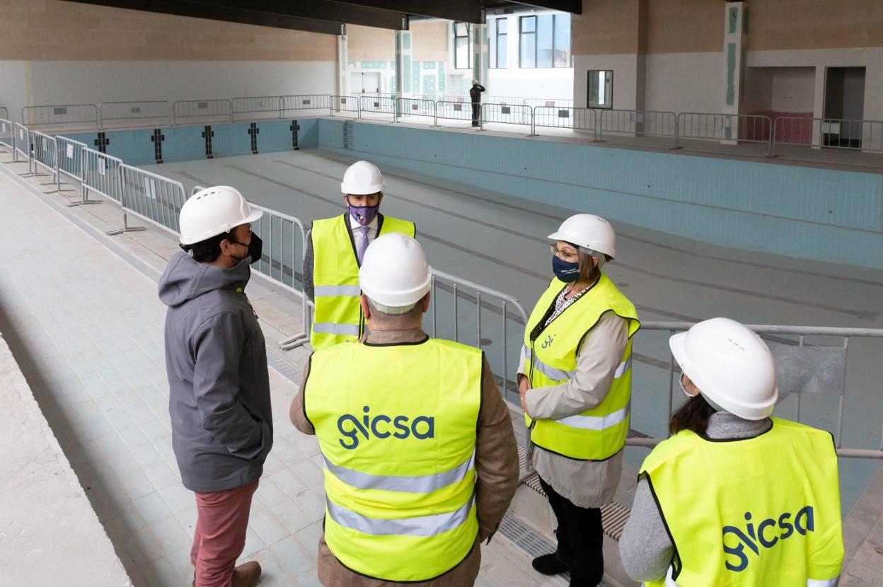 Autoridades regionales y locales, durante la visita a la piscina de Laredo junto a los técnicos de la obra. 