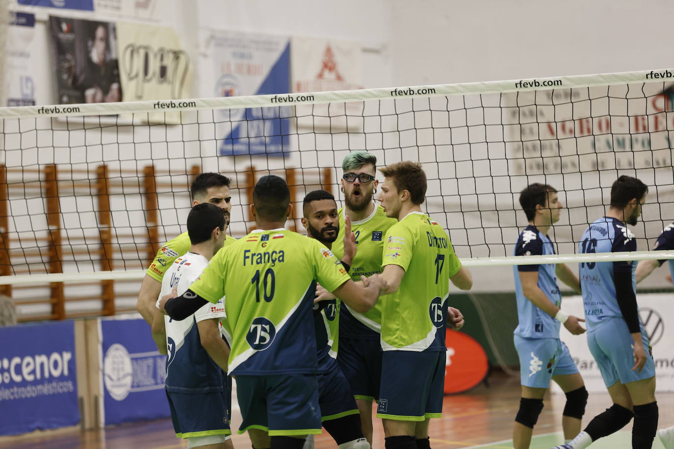 El Textil Santanderina vence al Ushuaia Voley (3-2) en el Matilde de la Torre.