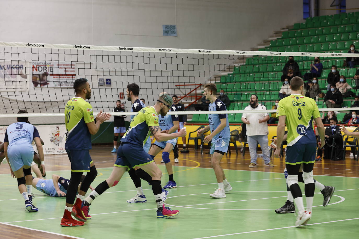 El Textil Santanderina vence al Ushuaia Voley (3-2) en el Matilde de la Torre.