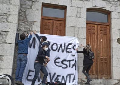 Imagen secundaria 1 - Los vecinos de Miera reciben a la empresa del plan eólico con pancartas