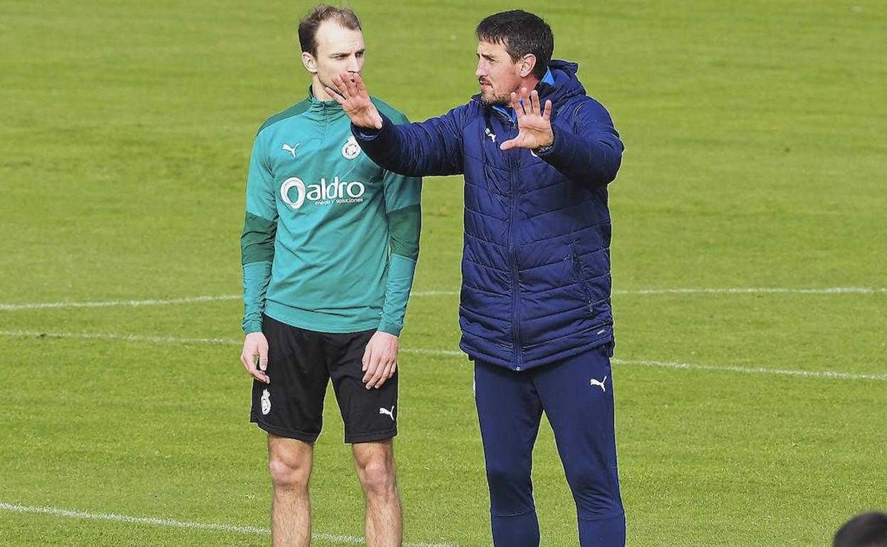 Solabarrieta conversa con Lars Gerson en el entrenamiento. El míster le hará debutar en Irún el sábado y con él buscará ser protagonista y superar la presión alta del Real Unión. El internacional será una de las novedades