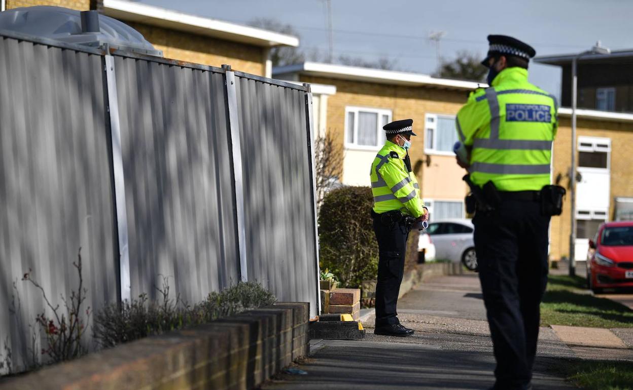 Dos policías custodian la casa del agente sospechoso del secuestro y asesinato de una mujer en Londres.