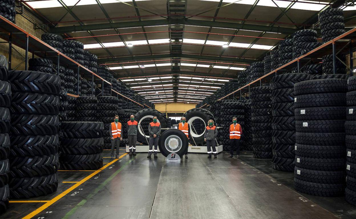 Autoridades y responsables de la empresa durante la visita a Bridgestone, que ha concurrido a anteriores convocatorias de ayudas Innova.