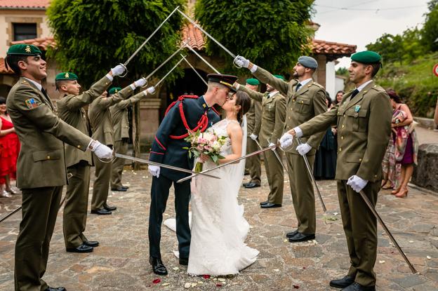 Una boda con beso solemne y militar.