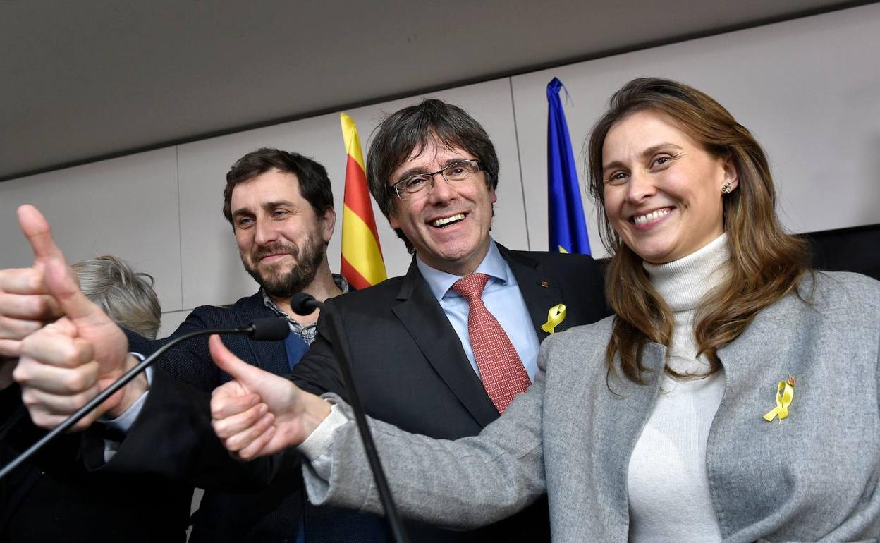 Serret, en primer plano, junto a Puigdemont y Comín. 