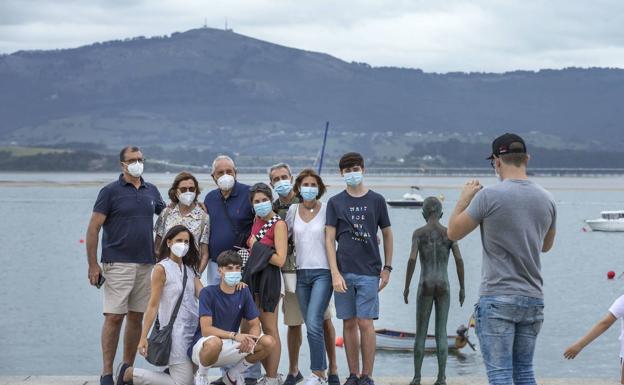 Foto de grupo en la bahía de Santander. La imagen es del verano pasado.