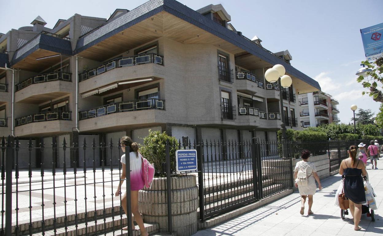 El Edificio Tenis de Laredo está situado en primera línea de playa.