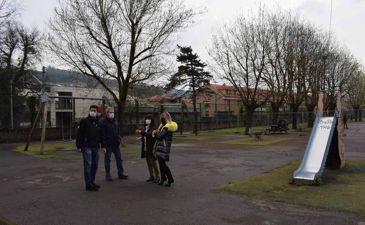 La alcaldesa, Verónica Samperio, visitó las instalaciones del colegio Virgen de Valencia de Renedo donde se acometerán los trabajos, junto al concejal de Educación, Luis Antonio Sañudo, y el edil de Parques y Jardines, José Ángel Diego. 