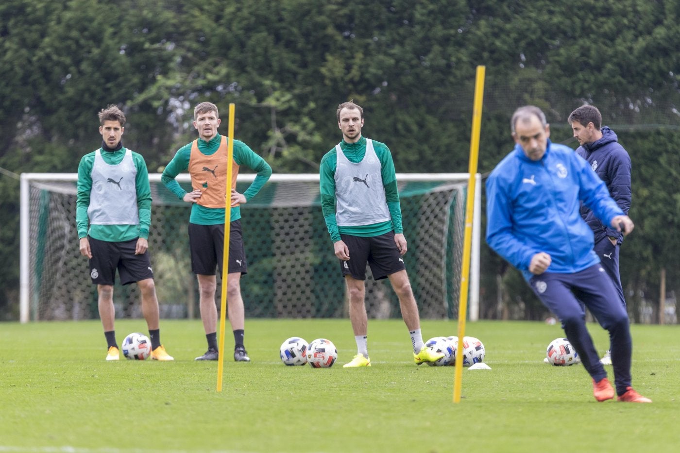 Villapalos, Matic yLars Gerson, durante un entrenamiento esta semana en las instalaciones Nando Yosu de La Albericia. 