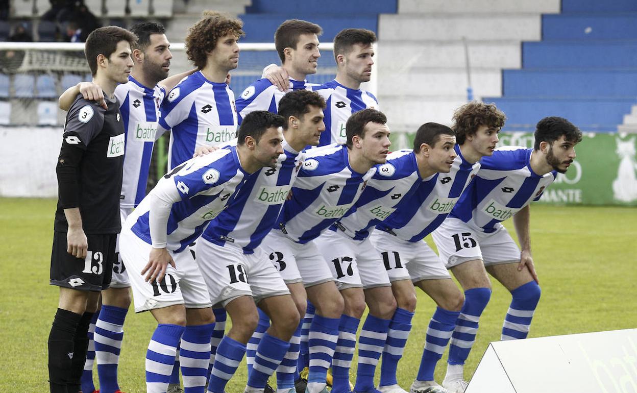 La plantilla de la Gimnástica posa antes de un partido de esta temporada.