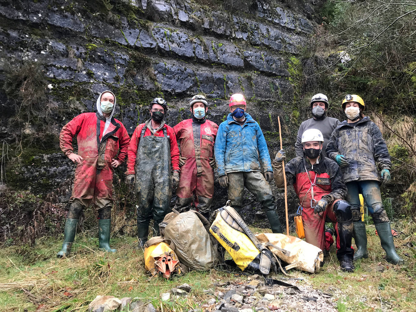 Investigadores del IIIPC y el resto del equipo que realizó la primera exploración en la cueva. 