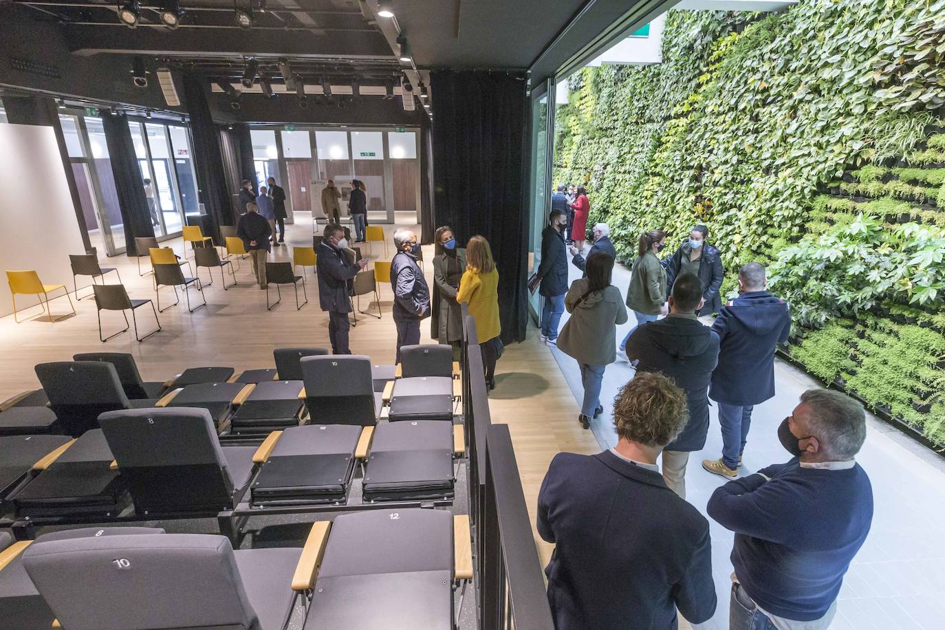 El centro cívico Castilla-Hermida abre sus puertas y estrena su jardín vertical.