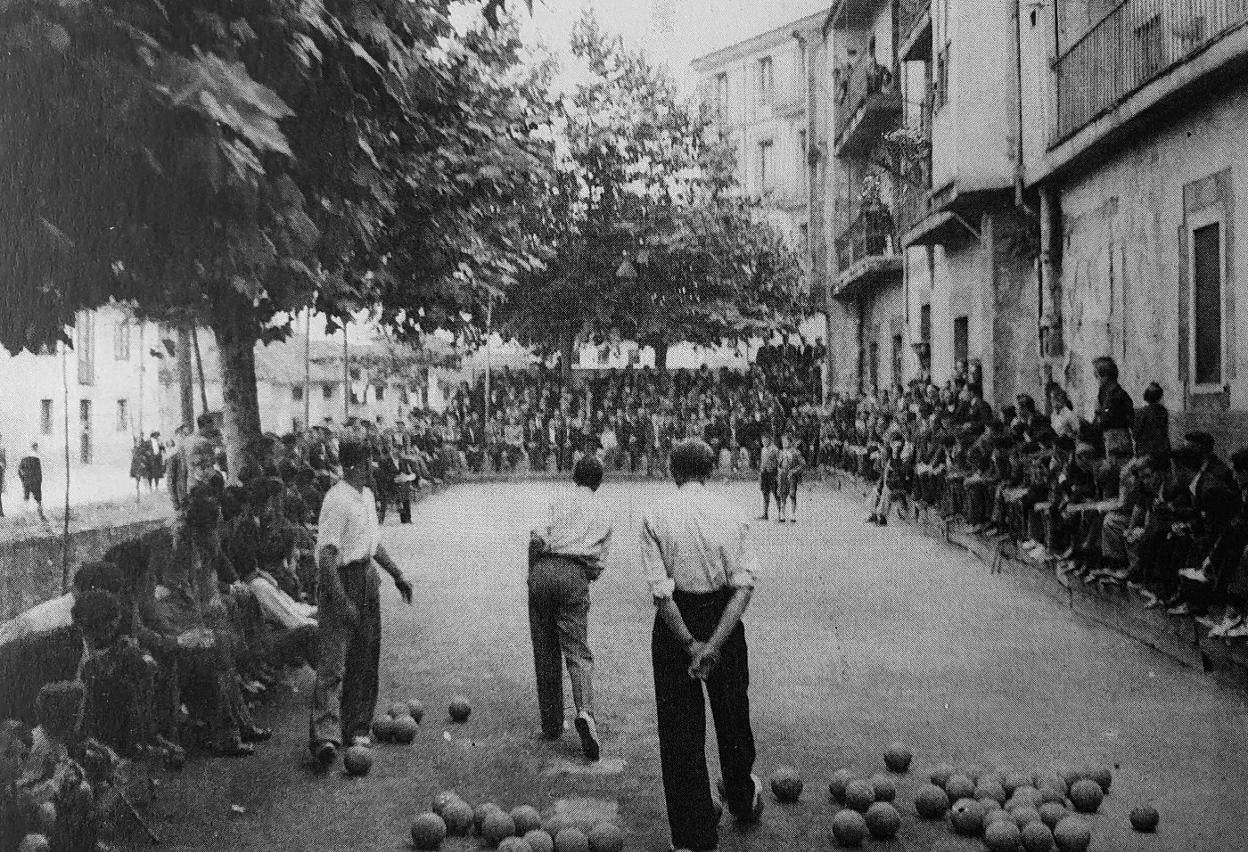 La Peña Bolística de Torrelavega, en la bolera Carmelo Sierra, en el año 1943.