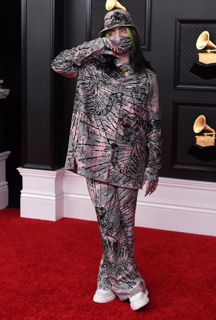 La cantante Billie Eilish optó por un 'total look' de Gucci.