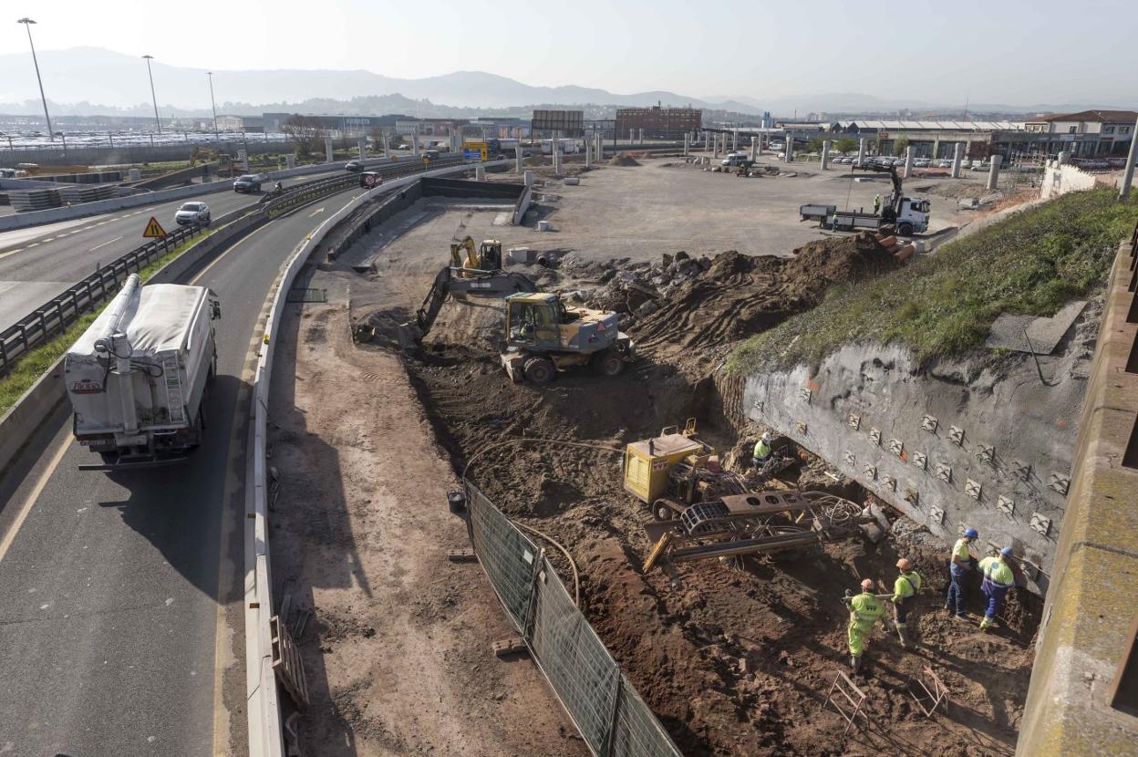 Los operarios trabajan en la obra del acceso al Puerto. Al fondo se ven los pilares sobre los que estará la nueva glorieta elevada. 