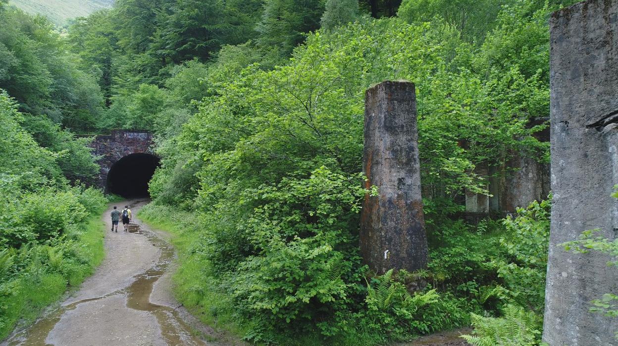 Boca norte del túnel de La Engaña, en Yera, con los restos de la subestación eléctrica a la derecha. 