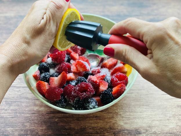 Macerar las frutas 30 minutos.