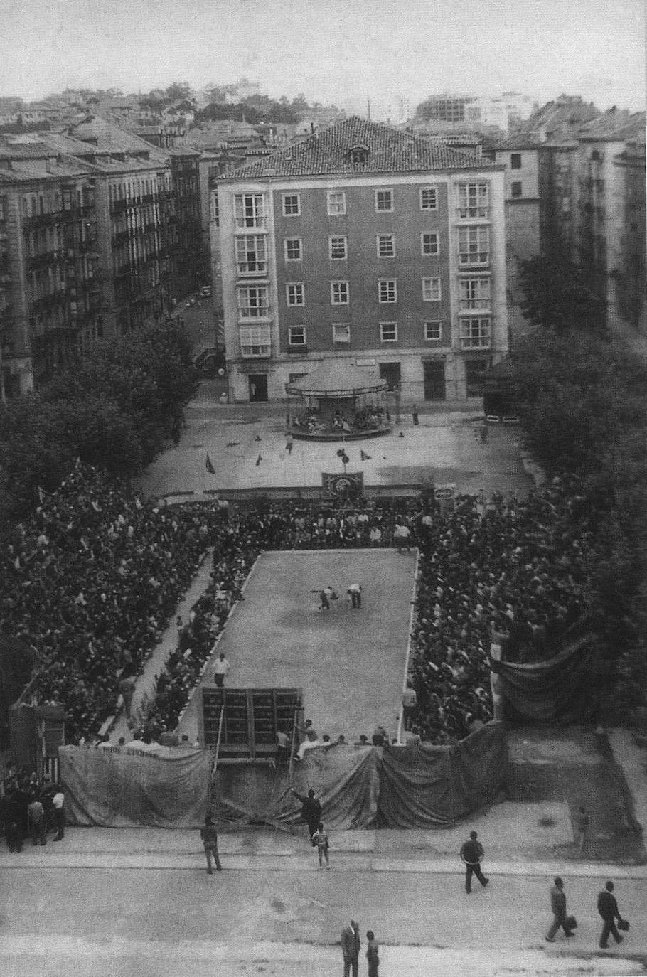 1960. Bolera que se instaló con carácter temporal en 1960 en la céntrica Plaza de José Antonio de Santander (ahora Plaza Pombo)