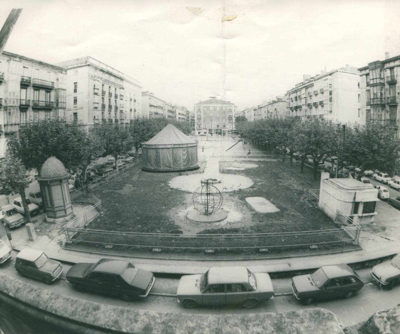 1980. Foto antigua de la Plaza de José Antonio de Santander en la década de los 80